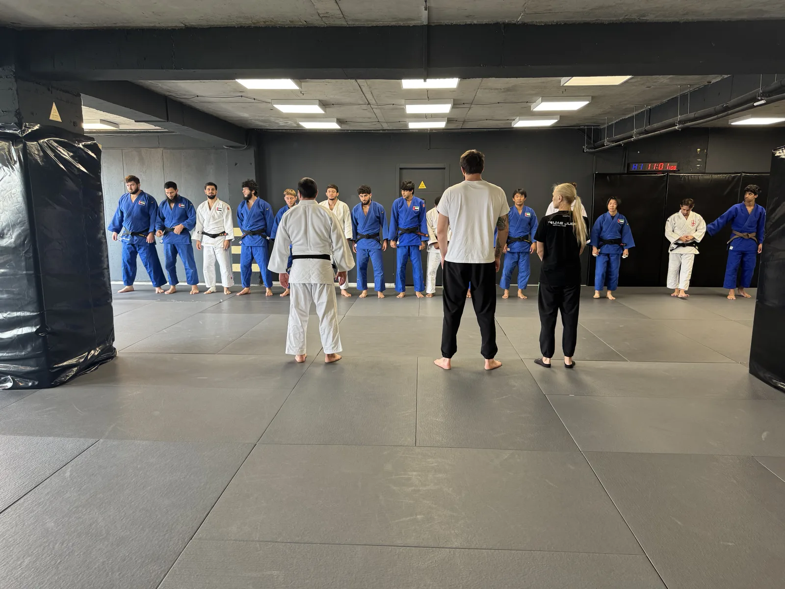 Participants du camp — Archive photo of a judo group in blue and white judogi lined up on the mat